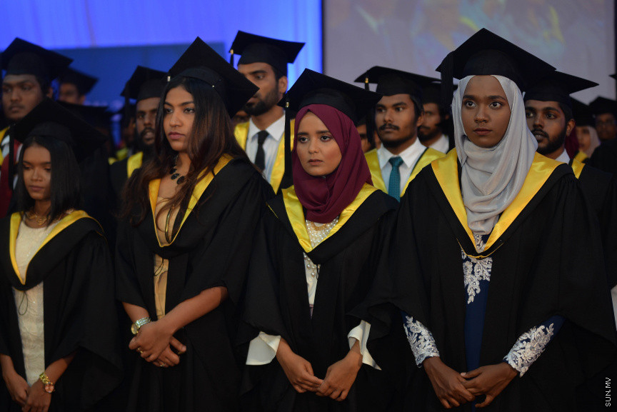 ވިލާކޮލެޖުގެ ދަސްވެނިވުމުގެ ރަސްމިއްޔާތުގެ ތެރެއިން: ވިލާކޮލެޖާ މެލޭޝިއާގެ އޯޕަން ޔުނިވާސިޓީ ގުޅިގެން ހިންގި ކޯސްތަކުން 334 ދަރިވަރުން ވަނީ ދަސްވެނިވެފައި---ސަން ފޮޓޯ/ މުހްމަދު އަފްރާހް 