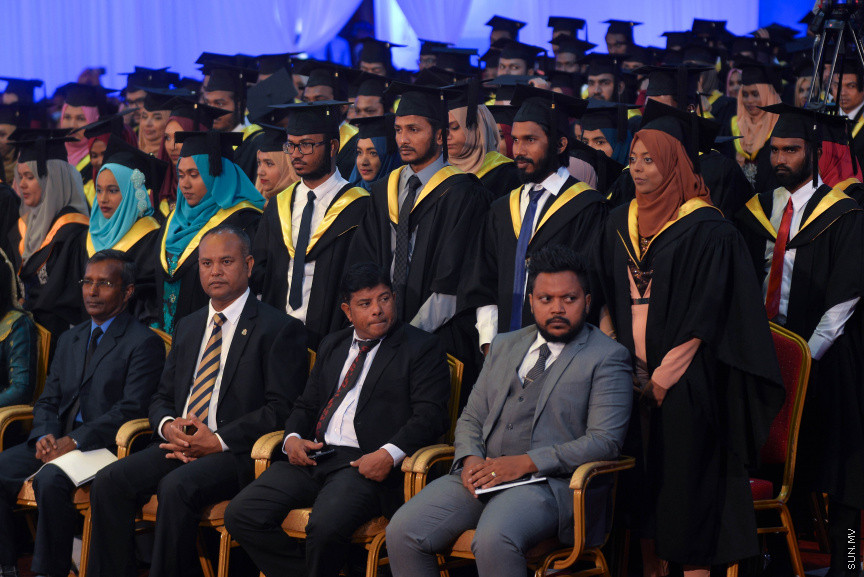 ވިލާކޮލެޖުގެ ދަސްވެނިވުމުގެ ރަސްމިއްޔާތުގެ ތެރެއިން: ވިލާކޮލެޖާ މެލޭޝިއާގެ އޯޕަން ޔުނިވާސިޓީ ގުޅިގެން ހިންގި ކޯސްތަކުން 334 ދަރިވަރުން ވަނީ ދަސްވެނިވެފައި---ސަން ފޮޓޯ/ މުހައްމަދު އަފްރާހް 
