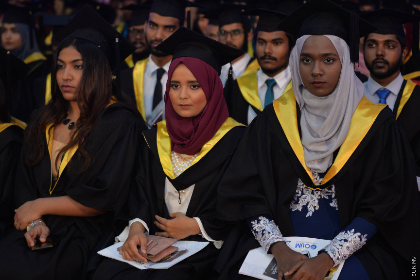 ވިލާކޮލެޖުގެ ދަސްވެނިވުމުގެ ރަސްމިއްޔާތުގެ ތެރެއިން: ވިލާކޮލެޖާ މެލޭޝިއާގެ އޯޕަން ޔުނިވާސިޓީ ގުޅިގެން ހިންގި ކޯސްތަކުން 334 ދަރިވަރުން ވަނީ ދަސްވެނިވެފައި---ސަން ފޮޓޯ/ މުހައްމަދު އަފްރާހް 