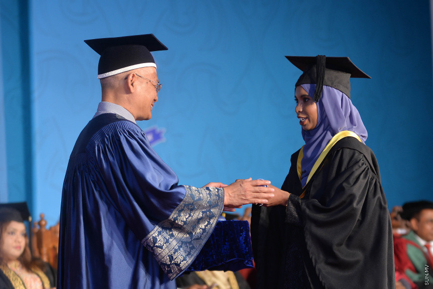 ވިލާކޮލެޖުގެ ދަސްވެނިވުމުގެ ރަސްމިއްޔާތުގެ ތެރެއިން: ވިލާކޮލެޖާ މެލޭޝިއާގެ އޯޕަން ޔުނިވާސިޓީ ގުޅިގެން ހިންގި ކޯސްތަކުން 334 ދަރިވަރުން ވަނީ ދަސްވެނިވެފައި---ސަން ފޮޓޯ/ މުހައްމަދު އަފްރާހް 