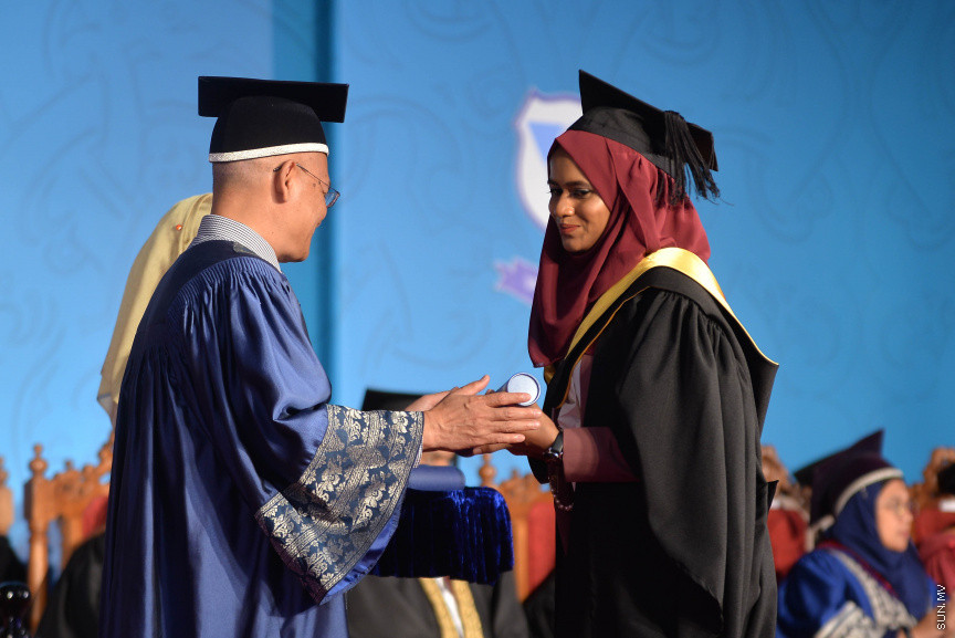 ވިލާކޮލެޖުގެ ދަސްވެނިވުމުގެ ރަސްމިއްޔާތުގެ ތެރެއިން: ވިލާކޮލެޖާ މެލޭޝިއާގެ އޯޕަން ޔުނިވާސިޓީ ގުޅިގެން ހިންގި ކޯސްތަކުން 334 ދަރިވަރުން ވަނީ ދަސްވެނިވެފައި---ސަން ފޮޓޯ/ މުހައްމަދު އަފްރާހް 