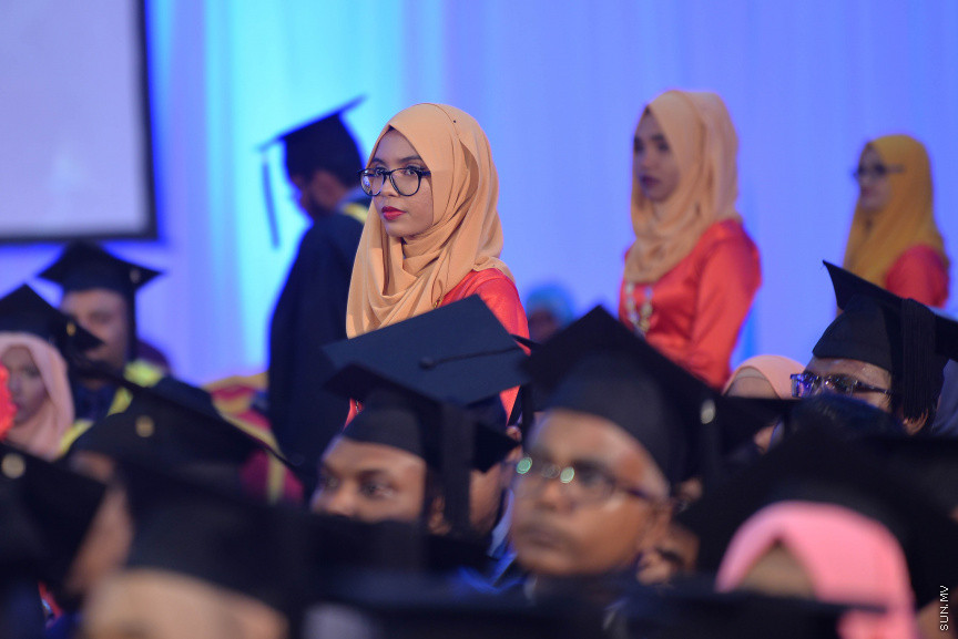 ވިލާކޮލެޖުގެ ދަސްވެނިވުމުގެ ރަސްމިއްޔާތުގެ ތެރެއިން: ވިލާކޮލެޖާ މެލޭޝިއާގެ އޯޕަން ޔުނިވާސިޓީ ގުޅިގެން ހިންގި ކޯސްތަކުން 334 ދަރިވަރުން ވަނީ ދަސްވެނިވެފައި---ސަން ފޮޓޯ/ މުހައްމަދު އަފްރާހް 