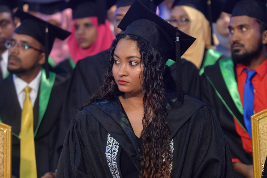 ވިލާކޮލެޖުގެ ދަސްވެނިވުމުގެ ރަސްމިއްޔާތުގެ ތެރެއިން: ވިލާކޮލެޖާ މެލޭޝިއާގެ އޯޕަން ޔުނިވާސިޓީ ގުޅިގެން ހިންގި ކޯސްތަކުން 334 ދަރިވަރުން ވަނީ ދަސްވެނިވެފައި---ސަން ފޮޓޯ/ މުހައްމަދު އަފްރާހް 