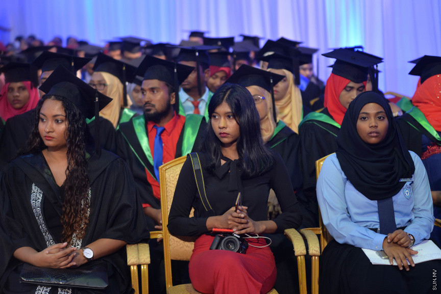 ވިލާކޮލެޖުގެ ދަސްވެނިވުމުގެ ރަސްމިއްޔާތުގެ ތެރެއިން: ވިލާކޮލެޖާ މެލޭޝިއާގެ އޯޕަން ޔުނިވާސިޓީ ގުޅިގެން ހިންގި ކޯސްތަކުން 334 ދަރިވަރުން ވަނީ ދަސްވެނިވެފައި---ސަން ފޮޓޯ/ މުހައްމަދު އަފްރާހް 