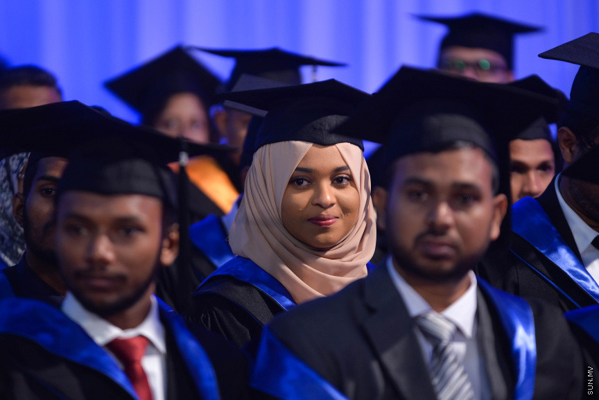 ވިލާކޮލެޖުގެ ދަސްވެނިވުމުގެ ރަސްމިއްޔާތުގެ ތެރެއިން: ވިލާކޮލެޖާ މެލޭޝިއާގެ އޯޕަން ޔުނިވާސިޓީ ގުޅިގެން ހިންގި ކޯސްތަކުން 334 ދަރިވަރުން ވަނީ ދަސްވެނިވެފައި---ސަން ފޮޓޯ/ މުހައްމަދު އަފްރާހް 