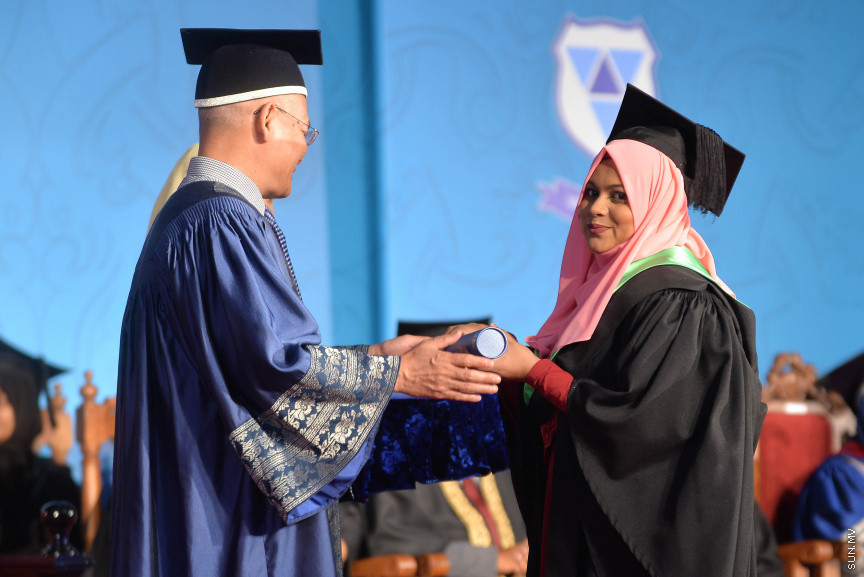 ވިލާކޮލެޖުގެ ދަސްވެނިވުމުގެ ރަސްމިއްޔާތުގެ ތެރެއިން: ވިލާކޮލެޖާ މެލޭޝިއާގެ އޯޕަން ޔުނިވާސިޓީ ގުޅިގެން ހިންގި ކޯސްތަކުން 334 ދަރިވަރުން ވަނީ ދަސްވެނިވެފައި---ސަން ފޮޓޯ/ މުހައްމަދު އަފްރާހް 