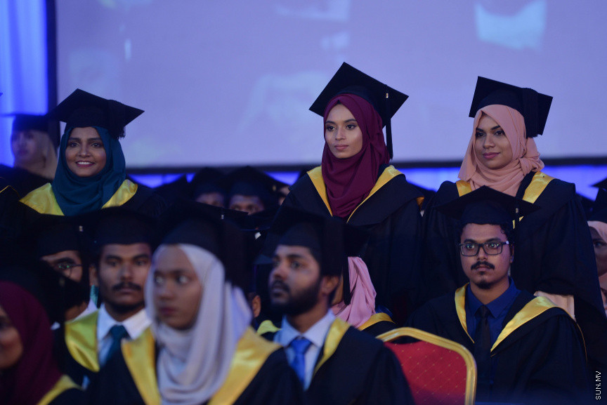 ވިލާކޮލެޖުގެ ދަސްވެނިވުމުގެ ރަސްމިއްޔާތުގެ ތެރެއިން: ވިލާކޮލެޖާ މެލޭޝިއާގެ އޯޕަން ޔުނިވާސިޓީ ގުޅިގެން ހިންގި ކޯސްތަކުން 334 ދަރިވަރުން ވަނީ ދަސްވެނިވެފައި---ސަން ފޮޓޯ/ މުހައްމަދު އަފްރާހް 
