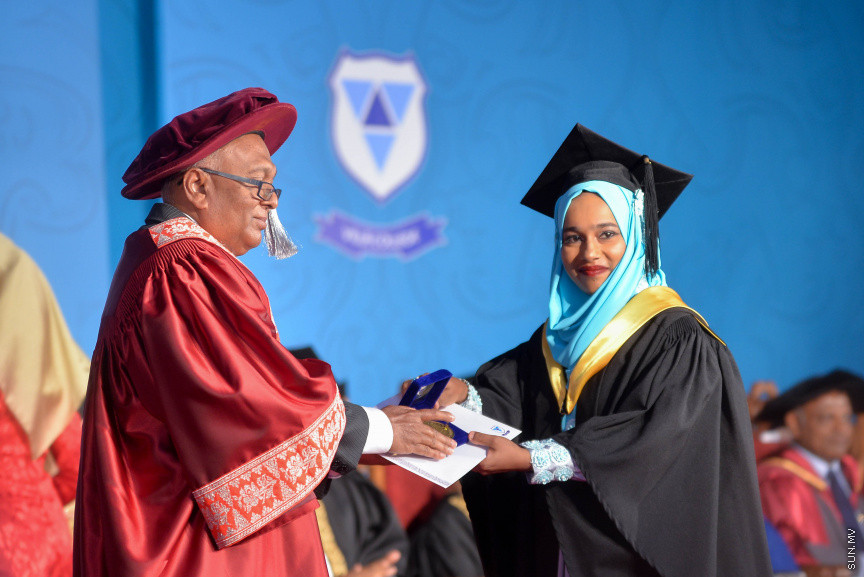 ވިލާކޮލެޖުގެ ދަސްވެނިވުމުގެ ރަސްމިއްޔާތުގެ ތެރެއިން: ވިލާކޮލެޖާ މެލޭޝިއާގެ އޯޕަން ޔުނިވާސިޓީ ގުޅިގެން ހިންގި ކޯސްތަކުން 334 ދަރިވަރުން ވަނީ ދަސްވެނިވެފައި---ސަން ފޮޓޯ/ މުހައްމަދު އަފްރާހް 