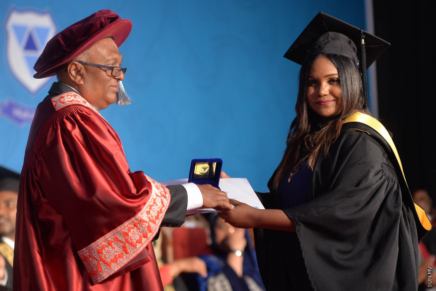 ވިލާކޮލެޖުގެ ދަސްވެނިވުމުގެ ރަސްމިއްޔާތުގެ ތެރެއިން: ވިލާކޮލެޖާ މެލޭޝިއާގެ އޯޕަން ޔުނިވާސިޓީ ގުޅިގެން ހިންގި ކޯސްތަކުން 334 ދަރިވަރުން ވަނީ ދަސްވެނިވެފައި---ސަން ފޮޓޯ/ މުހައްމަދު އަފްރާހް 