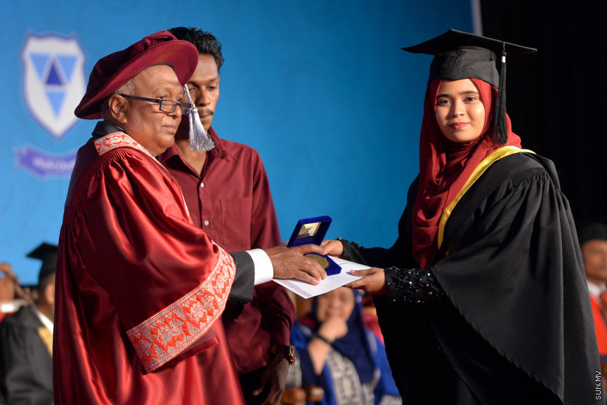ވިލާކޮލެޖުގެ ދަސްވެނިވުމުގެ ރަސްމިއްޔާތުގެ ތެރެއިން: ވިލާކޮލެޖާ މެލޭޝިއާގެ އޯޕަން ޔުނިވާސިޓީ ގުޅިގެން ހިންގި ކޯސްތަކުން 334 ދަރިވަރުން ވަނީ ދަސްވެނިވެފައި---ސަން ފޮޓޯ/ މުހައްމަދު އަފްރާހް 
