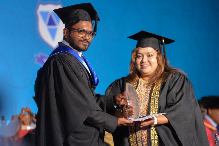 ވިލާކޮލެޖުގެ ދަސްވެނިވުމުގެ ރަސްމިއްޔާތުގެ ތެރެއިން: ވިލާކޮލެޖާ މެލޭޝިއާގެ އޯޕަން ޔުނިވާސިޓީ ގުޅިގެން ހިންގި ކޯސްތަކުން 334 ދަރިވަރުން ވަނީ ދަސްވެނިވެފައި---ސަން ފޮޓޯ/ މުހައްމަދު އަފްރާހް 