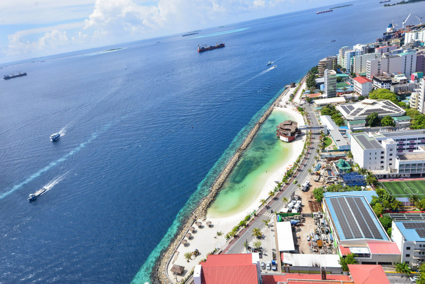 ދައުލަތުން ބޮޑު ހަރަދެއް ކޮށްގެން ތަރައްގީކުރާ 25 ބުރީގެ ދަރުމަވަންތަ ހޮސްޕިޓަލަށް "ސަން"ގެ ނޫސްވެރިން ޒިޔާރަތް ކުރުން: ދަރުމަވަންތަ ހޮސްޕިޓަލުގެ 24 ވަނަ ފަންގިފިލާއިން މާލެތެރެ ފެންނާނެ ގޮތް --- ސަން ފޮޓޯ/ ފަޔާޒު މޫސާ