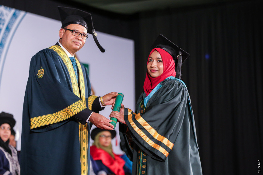 އޭޕްރީލް 17، 2018: އިސްލާމިކް ޔުނިވާސިޓީ އޮފް މޯލްޑިވްސް (އައިޔޫއެމް)ގެ ތިންވަނަ  ދަސްވެނިވުމުގެ ރަސްމިއްޔާތުގެ ތެރެއިން -- ސަން ފޮޓޯ/ ފަޔާޒު މޫސާ