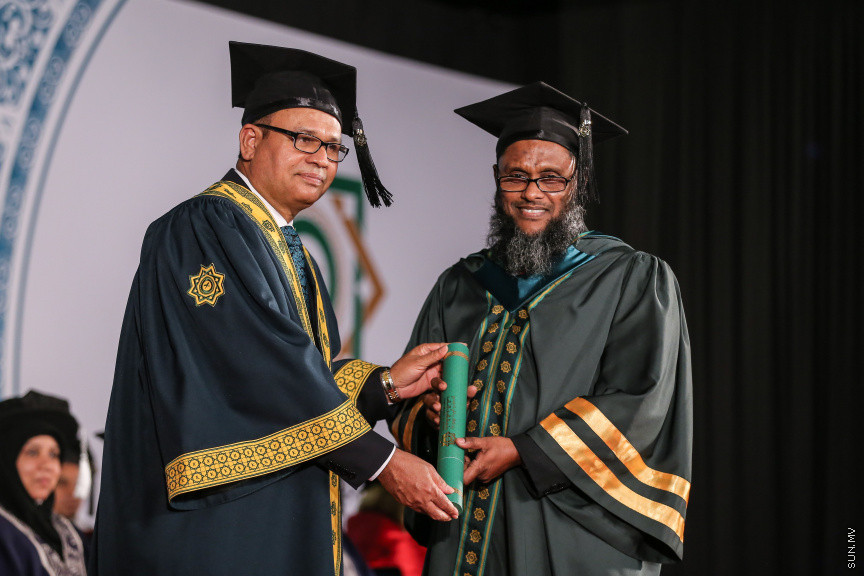 އޭޕްރީލް 17، 2018: އިސްލާމިކް ޔުނިވާސިޓީ އޮފް މޯލްޑިވްސް (އައިޔޫއެމް)ގެ ތިންވަނަ  ދަސްވެނިވުމުގެ ރަސްމިއްޔާތުގެ ތެރެއިން -- ސަން ފޮޓޯ/ ފަޔާޒު މޫސާ