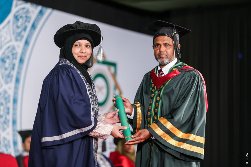 އޭޕްރީލް 17، 2018: އިސްލާމިކް ޔުނިވާސިޓީ އޮފް މޯލްޑިވްސް (އައިޔޫއެމް)ގެ ތިންވަނަ  ދަސްވެނިވުމުގެ ރަސްމިއްޔާތުގެ ތެރެއިން -- ސަން ފޮޓޯ/ ފަޔާޒު މޫސާ