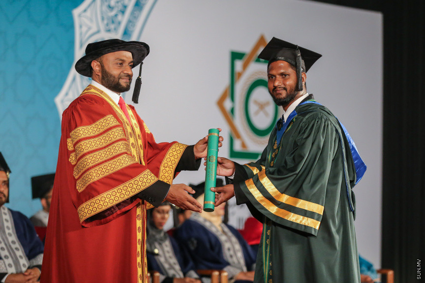 އޭޕްރީލް 17، 2018: އިސްލާމިކް ޔުނިވާސިޓީ އޮފް މޯލްޑިވްސް (އައިޔޫއެމް)ގެ ތިންވަނަ  ދަސްވެނިވުމުގެ ރަސްމިއްޔާތުގެ ތެރެއިން -- ސަން ފޮޓޯ/ ފަޔާޒު މޫސާ