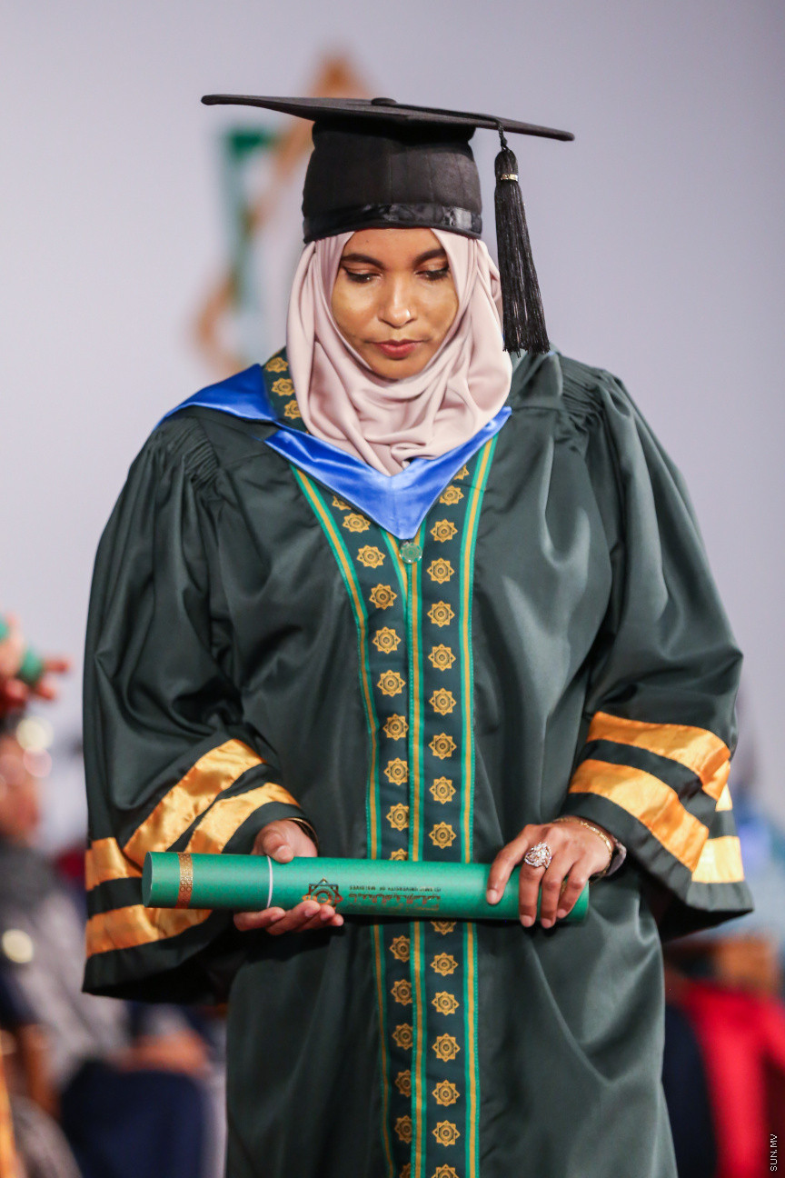 އޭޕްރީލް 17، 2018: އިސްލާމިކް ޔުނިވާސިޓީ އޮފް މޯލްޑިވްސް (އައިޔޫއެމް)ގެ ތިންވަނަ  ދަސްވެނިވުމުގެ ރަސްމިއްޔާތުގެ ތެރެއިން -- ސަން ފޮޓޯ/ ފަޔާޒު މޫސާ