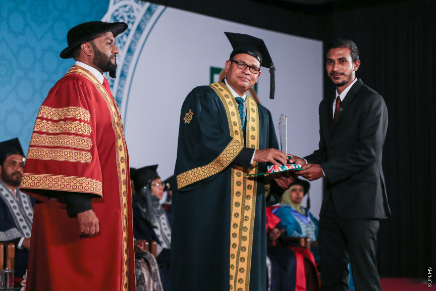 އޭޕްރީލް 17، 2018: އިސްލާމިކް ޔުނިވާސިޓީ އޮފް މޯލްޑިވްސް (އައިޔޫއެމް)ގެ ތިންވަނަ  ދަސްވެނިވުމުގެ ރަސްމިއްޔާތުގެ ތެރެއިން -- ސަން ފޮޓޯ/ ފަޔާޒު މޫސާ