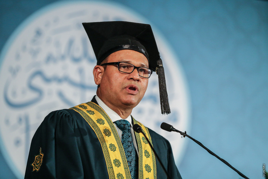 އޭޕްރީލް 17، 2018: އިސްލާމިކް ޔުނިވާސިޓީ އޮފް މޯލްޑިވްސް (އައިޔޫއެމް)ގެ ތިންވަނަ  ދަސްވެނިވުމުގެ ރަސްމިއްޔާތުގެ ތެރެއިން -- ސަން ފޮޓޯ/ ފަޔާޒު މޫސާ
