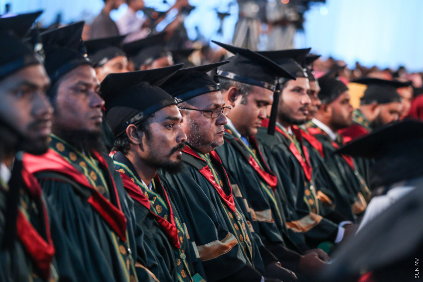 އޭޕްރީލް 17، 2018: އިސްލާމިކް ޔުނިވާސިޓީ އޮފް މޯލްޑިވްސް (އައިޔޫއެމް)ގެ ތިންވަނަ  ދަސްވެނިވުމުގެ ރަސްމިއްޔާތުގެ ތެރެއިން -- ސަން ފޮޓޯ/ ފަޔާޒު މޫސާ