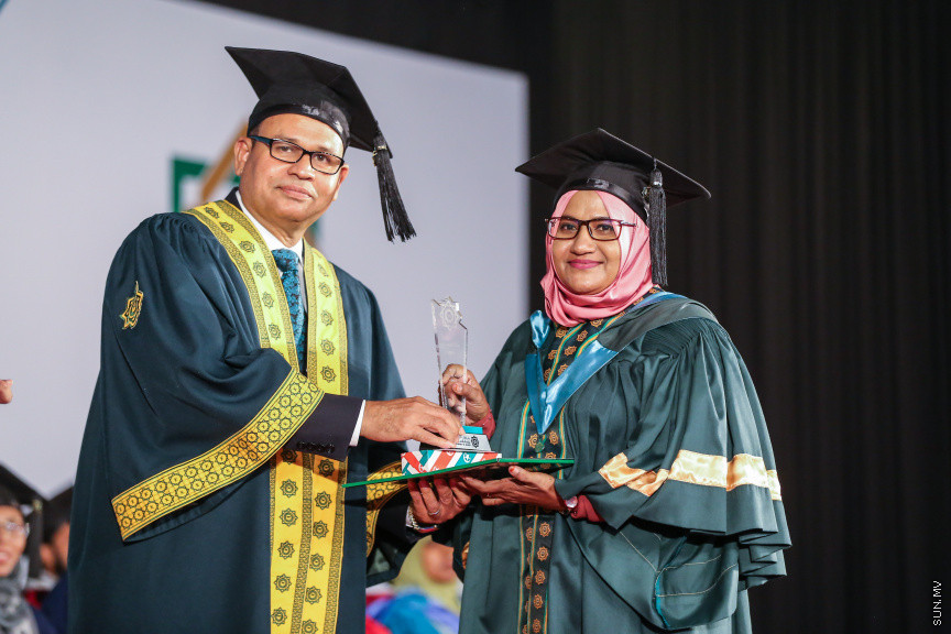 އޭޕްރީލް 17، 2018: އިސްލާމިކް ޔުނިވާސިޓީ އޮފް މޯލްޑިވްސް (އައިޔޫއެމް)ގެ ތިންވަނަ  ދަސްވެނިވުމުގެ ރަސްމިއްޔާތުގެ ތެރެއިން -- ސަން ފޮޓޯ/ ފަޔާޒު މޫސާ