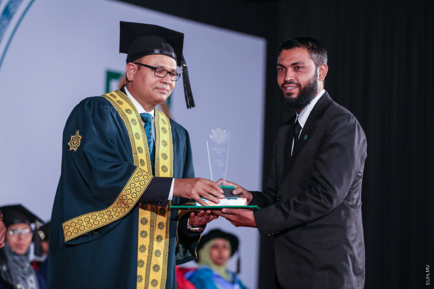އޭޕްރީލް 17، 2018: އިސްލާމިކް ޔުނިވާސިޓީ އޮފް މޯލްޑިވްސް (އައިޔޫއެމް)ގެ ތިންވަނަ  ދަސްވެނިވުމުގެ ރަސްމިއްޔާތުގެ ތެރެއިން -- ސަން ފޮޓޯ/ ފަޔާޒު މޫސާ