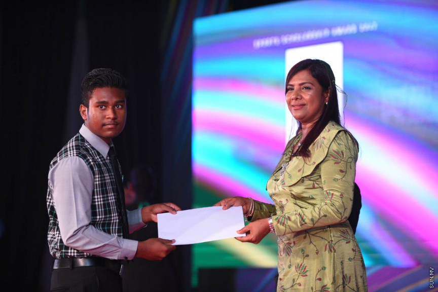 ކުޅިވަރުގައި ކާމިޔާބު ހޯދަމުން އަންނަ ދަރިވަރުންނަށް ހާއްސަކޮށްފައިވާ މައިލޯ ކަލާސް އެވޯޑު ހަފުލާގެ ތެރެއިން--ސަން ފޮޓޯ/ މުހައްމަދު އަފްރާހް ކުޅިވަރުގައި ކާމިޔާބު ހޯދަމުން އަންނަ ދަރިވަރުންނަށް ހާއްސަކޮށްފައިވާ މައިލޯ ކަލާސް އެވޯޑު ހަފުލާގެ ތެރެއިން--ސަން ފޮޓޯ/ މުހައްމަދު އަފްރާހް 