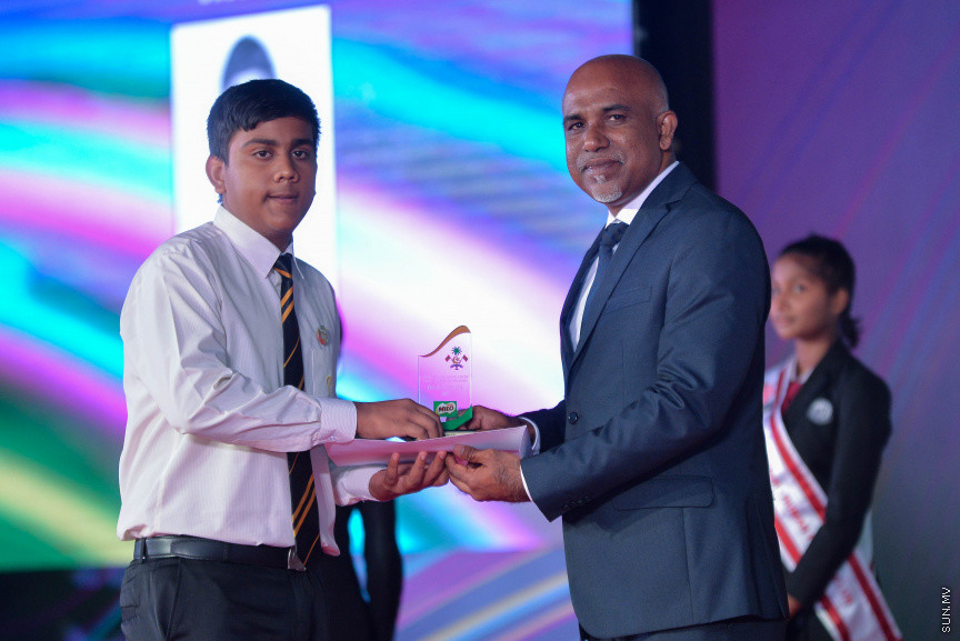 ކުޅިވަރުގައި ކާމިޔާބު ހޯދަމުން އަންނަ ދަރިވަރުންނަށް ހާއްސަކޮށްފައިވާ މައިލޯ ކަލާސް އެވޯޑު ހަފުލާގެ ތެރެއިން--ސަން ފޮޓޯ/ މުހައްމަދު އަފްރާހް 