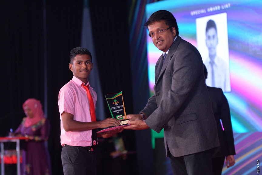 ކުޅިވަރުގައި ކާމިޔާބު ހޯދަމުން އަންނަ ދަރިވަރުންނަށް ހާއްސަކޮށްފައިވާ މައިލޯ ކަލާސް އެވޯޑު ހަފުލާގެ ތެރެއިން--ސަން ފޮޓޯ/ މުހައްމަދު އަފްރާހް 