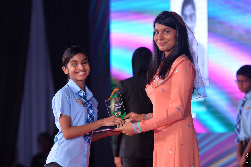 ކުޅިވަރުގައި ކާމިޔާބު ހޯދަމުން އަންނަ ދަރިވަރުންނަށް ހާއްސަކޮށްފައިވާ މައިލޯ ކަލާސް އެވޯޑު ހަފުލާގެ ތެރެއިން--ސަން ފޮޓޯ/ މުހައްމަދު އަފްރާހް 