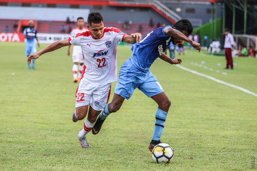 އޭޕްރީލް 25، 2018: އޭއެފްސީ ކަޕްގައި އިންޑިއާގެ ބެންގަލޫރު އެފްސީއާއި ރާއްޖޭގެ ނިއު ރޭޑިއަންޓް ބައްދަލުކުރި މެޗުގެ ތެރެއިން: އެ މެޗު ނިއުއިން ކާމިޔާބުކުރީ 2-0ގެ ނަތީޖާއަކުން -- ސަން ފޮޓޯ/ ފަޔާޒު މޫސާ