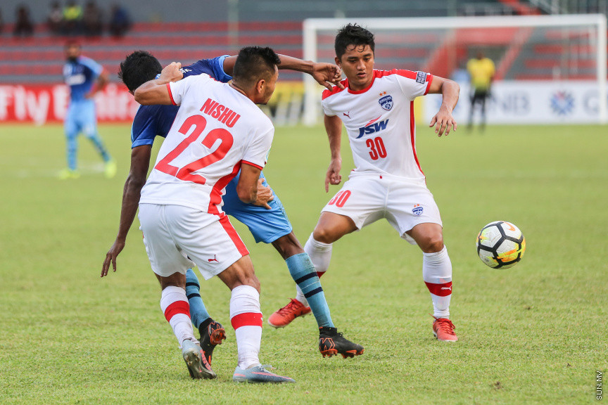 އޭޕްރީލް 25، 2018: އޭއެފްސީ ކަޕްގައި އިންޑިއާގެ ބެންގަލޫރު އެފްސީއާއި ރާއްޖޭގެ ނިއު ރޭޑިއަންޓް ބައްދަލުކުރި މެޗުގެ ތެރެއިން: އެ މެޗު ނިއުއިން ކާމިޔާބުކުރީ 2-0ގެ ނަތީޖާއަކުން -- ސަން ފޮޓޯ/ ފަޔާޒު މޫސާ