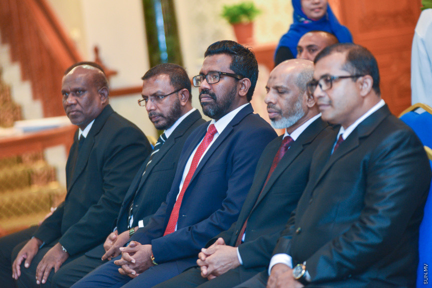 އޭޕްރީލް 30، 2018: ކްރިމިނަލް ކޯޓާއި ސިވިލް ކޯޓުގެ ފަނޑިޔާރު ކަމަށް އައްޔަން ކުރި ހަތަރު ބޭފުޅުން މަގާމުގެ ހުވާކުރުމަށް ސުޕްރީމް ކޯޓުގައި ބޭއްވި ހަފްލާގެ ތެރެއިން -- ސަން ފޮޓޯ/ ފަޔާޒު މޫސާ
