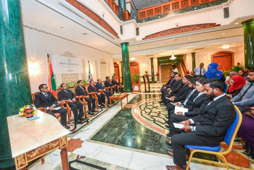 އޭޕްރީލް 30، 2018: ކްރިމިނަލް ކޯޓާއި ސިވިލް ކޯޓުގެ ފަނޑިޔާރު ކަމަށް އައްޔަން ކުރި ހަތަރު ބޭފުޅުން މަގާމުގެ ހުވާކުރުމަށް ސުޕްރީމް ކޯޓުގައި ބޭއްވި ހަފްލާގެ ތެރެއިން -- ސަން ފޮޓޯ/ ފަޔާޒު މޫސާ
