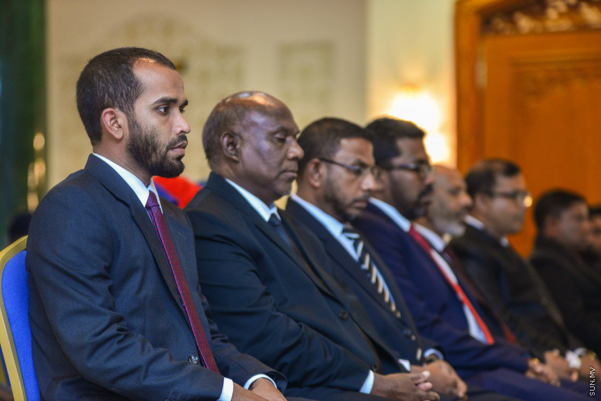 އޭޕްރީލް 30، 2018: ކްރިމިނަލް ކޯޓާއި ސިވިލް ކޯޓުގެ ފަނޑިޔާރު ކަމަށް އައްޔަން ކުރި ހަތަރު ބޭފުޅުން މަގާމުގެ ހުވާކުރުމަށް ސުޕްރީމް ކޯޓުގައި ބޭއްވި ހަފްލާގެ ތެރެއިން -- ސަން ފޮޓޯ/ ފަޔާޒު މޫސާ