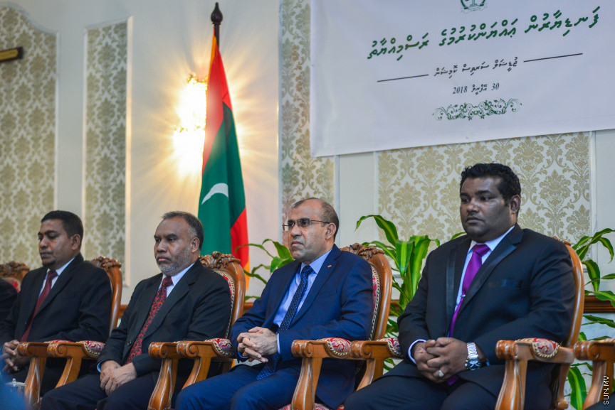 އޭޕްރީލް 30، 2018: ކްރިމިނަލް ކޯޓާއި ސިވިލް ކޯޓުގެ ފަނޑިޔާރު ކަމަށް އައްޔަން ކުރި ހަތަރު ބޭފުޅުން މަގާމުގެ ހުވާކުރުމަށް ސުޕްރީމް ކޯޓުގައި ބޭއްވި ހަފްލާގެ ތެރެއިން -- ސަން ފޮޓޯ/ ފަޔާޒު މޫސާ