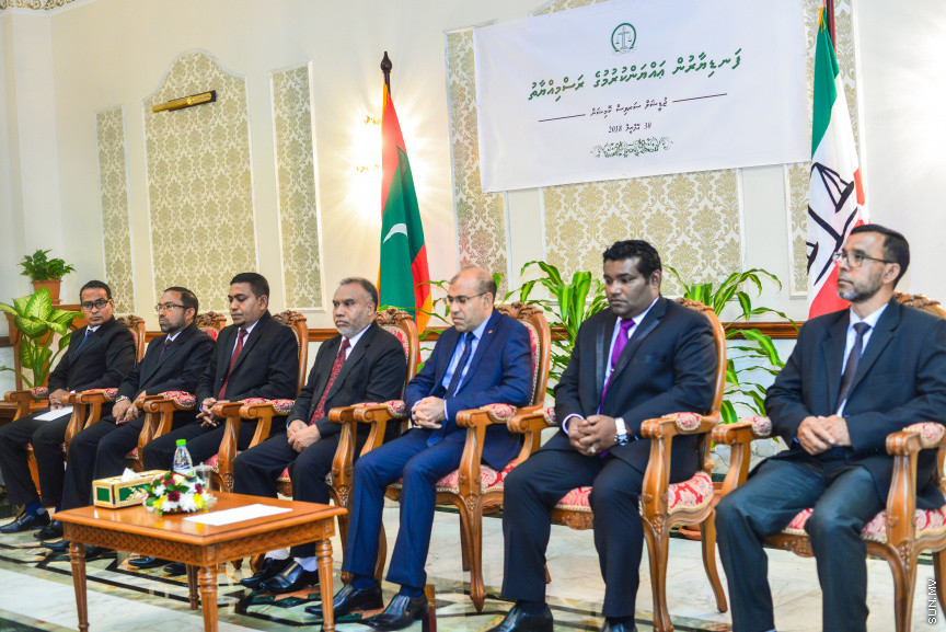 އޭޕްރީލް 30، 2018: ކްރިމިނަލް ކޯޓާއި ސިވިލް ކޯޓުގެ ފަނޑިޔާރު ކަމަށް އައްޔަން ކުރި ހަތަރު ބޭފުޅުން މަގާމުގެ ހުވާކުރުމަށް ސުޕްރީމް ކޯޓުގައި ބޭއްވި ހަފްލާގެ ތެރެއިން -- ސަން ފޮޓޯ/ ފަޔާޒު މޫސާ