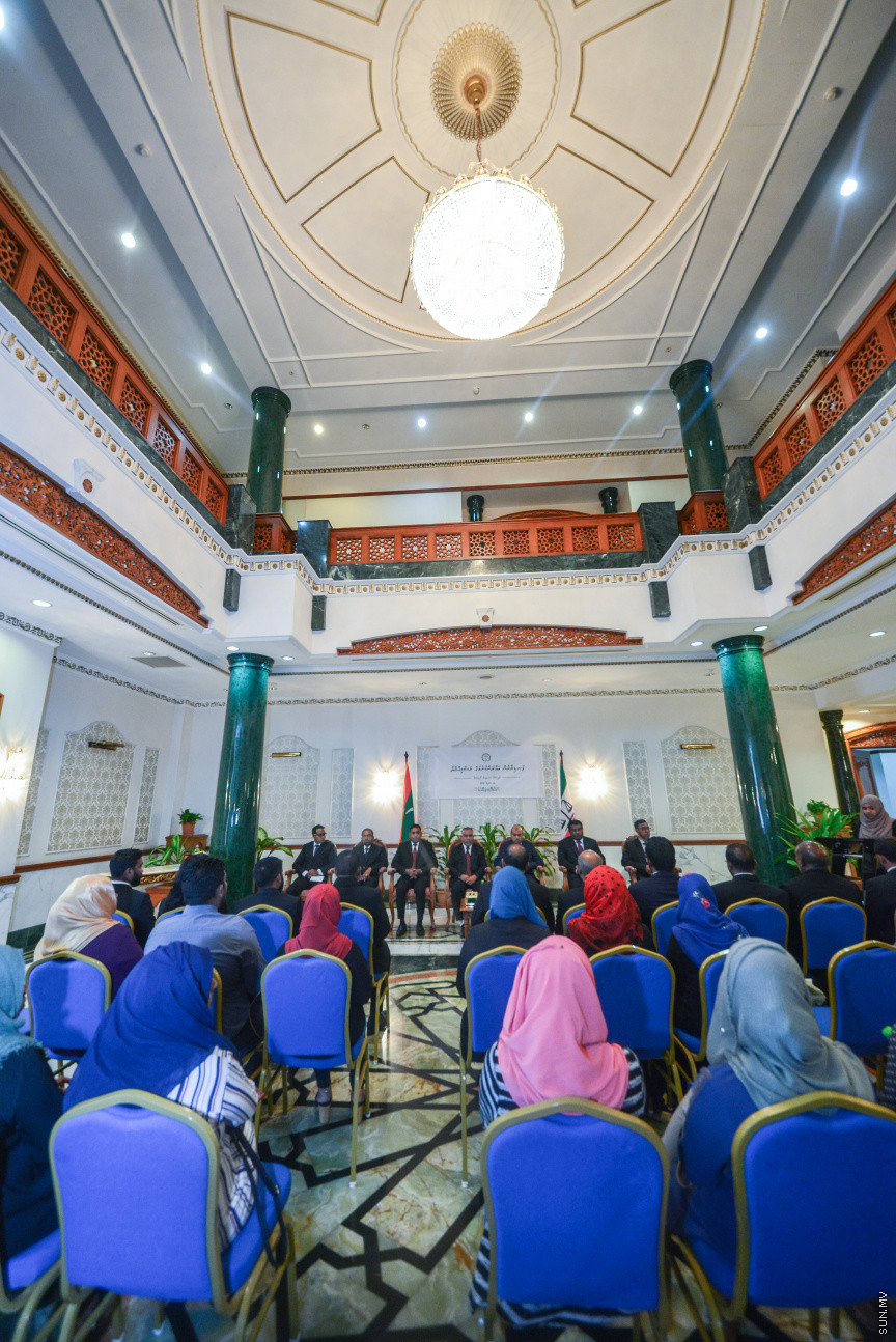 އޭޕްރީލް 30، 2018: ކްރިމިނަލް ކޯޓާއި ސިވިލް ކޯޓުގެ ފަނޑިޔާރު ކަމަށް އައްޔަން ކުރި ހަތަރު ބޭފުޅުން މަގާމުގެ ހުވާކުރުމަށް ސުޕްރީމް ކޯޓުގައި ބޭއްވި ހަފްލާގެ ތެރެއިން -- ސަން ފޮޓޯ/ ފަޔާޒު މޫސާ