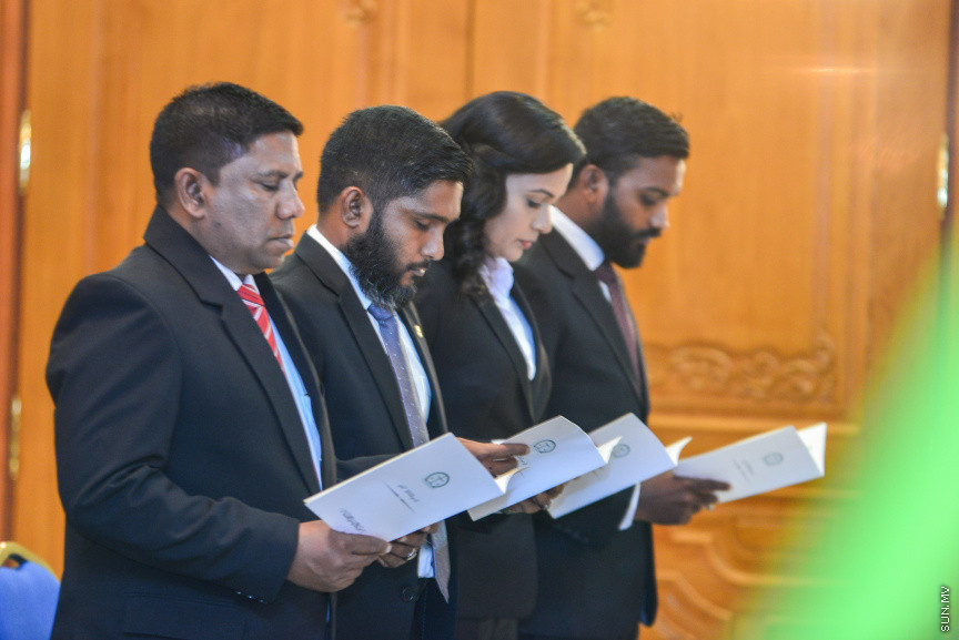 އޭޕްރީލް 30، 2018: ކްރިމިނަލް ކޯޓާއި ސިވިލް ކޯޓުގެ ފަނޑިޔާރު ކަމަށް އައްޔަން ކުރި ހަތަރު ބޭފުޅުން މަގާމުގެ ހުވާކުރުމަށް ސުޕްރީމް ކޯޓުގައި ބޭއްވި ހަފްލާގެ ތެރެއިން -- ސަން ފޮޓޯ/ ފަޔާޒު މޫސާ