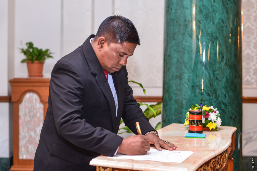 އޭޕްރީލް 30، 2018: ކްރިމިނަލް ކޯޓާއި ސިވިލް ކޯޓުގެ ފަނޑިޔާރު ކަމަށް އައްޔަން ކުރި ހަތަރު ބޭފުޅުން މަގާމުގެ ހުވާކުރުމަށް ސުޕްރީމް ކޯޓުގައި ބޭއްވި ހަފްލާގެ ތެރެއިން -- ސަން ފޮޓޯ/ ފަޔާޒު މޫސާ