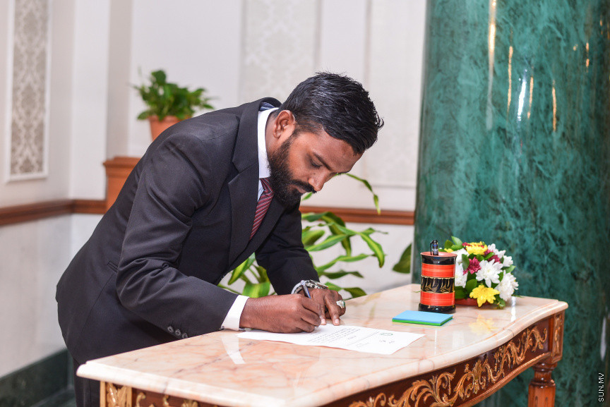 އޭޕްރީލް 30، 2018: ކްރިމިނަލް ކޯޓާއި ސިވިލް ކޯޓުގެ ފަނޑިޔާރު ކަމަށް އައްޔަން ކުރި ހަތަރު ބޭފުޅުން މަގާމުގެ ހުވާކުރުމަށް ސުޕްރީމް ކޯޓުގައި ބޭއްވި ހަފްލާގެ ތެރެއިން -- ސަން ފޮޓޯ/ ފަޔާޒު މޫސާ