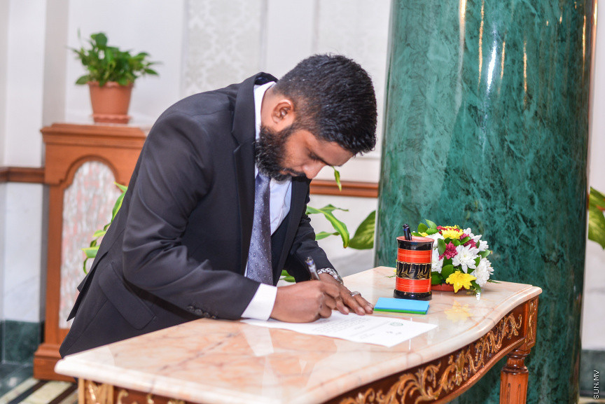 އޭޕްރީލް 30، 2018: ކްރިމިނަލް ކޯޓާއި ސިވިލް ކޯޓުގެ ފަނޑިޔާރު ކަމަށް އައްޔަން ކުރި ހަތަރު ބޭފުޅުން މަގާމުގެ ހުވާކުރުމަށް ސުޕްރީމް ކޯޓުގައި ބޭއްވި ހަފްލާގެ ތެރެއިން -- ސަން ފޮޓޯ/ ފަޔާޒު މޫސާ