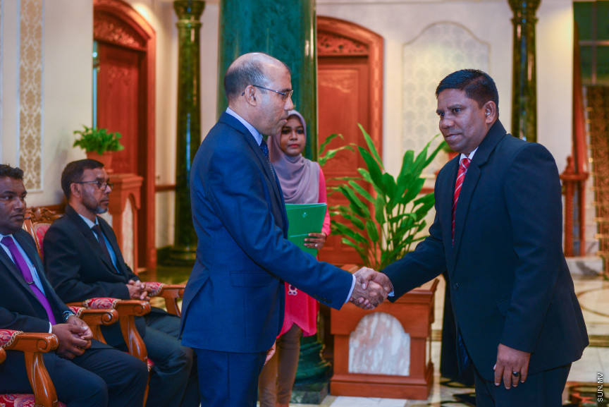 އޭޕްރީލް 30، 2018: ކްރިމިނަލް ކޯޓާއި ސިވިލް ކޯޓުގެ ފަނޑިޔާރު ކަމަށް އައްޔަން ކުރި ހަތަރު ބޭފުޅުން މަގާމުގެ ހުވާކުރުމަށް ސުޕްރީމް ކޯޓުގައި ބޭއްވި ހަފްލާގެ ތެރެއިން -- ސަން ފޮޓޯ/ ފަޔާޒު މޫސާ