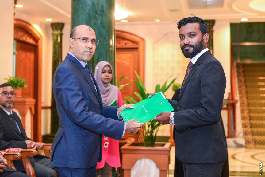 އޭޕްރީލް 30، 2018: ކްރިމިނަލް ކޯޓާއި ސިވިލް ކޯޓުގެ ފަނޑިޔާރު ކަމަށް އައްޔަން ކުރި ހަތަރު ބޭފުޅުން މަގާމުގެ ހުވާކުރުމަށް ސުޕްރީމް ކޯޓުގައި ބޭއްވި ހަފްލާގެ ތެރެއިން -- ސަން ފޮޓޯ/ ފަޔާޒު މޫސާ