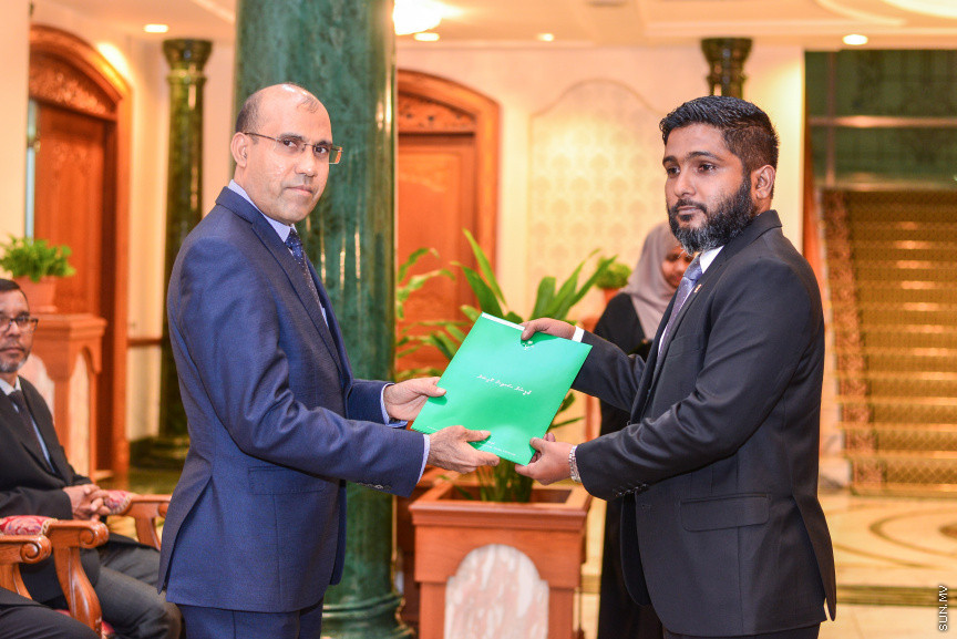 އޭޕްރީލް 30، 2018: ކްރިމިނަލް ކޯޓާއި ސިވިލް ކޯޓުގެ ފަނޑިޔާރު ކަމަށް އައްޔަން ކުރި ހަތަރު ބޭފުޅުން މަގާމުގެ ހުވާކުރުމަށް ސުޕްރީމް ކޯޓުގައި ބޭއްވި ހަފްލާގެ ތެރެއިން -- ސަން ފޮޓޯ/ ފަޔާޒު މޫސާ
