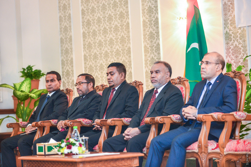 އޭޕްރީލް 30، 2018: ކްރިމިނަލް ކޯޓާއި ސިވިލް ކޯޓުގެ ފަނޑިޔާރު ކަމަށް އައްޔަން ކުރި ހަތަރު ބޭފުޅުން މަގާމުގެ ހުވާކުރުމަށް ސުޕްރީމް ކޯޓުގައި ބޭއްވި ހަފްލާގެ ތެރެއިން -- ސަން ފޮޓޯ/ ފަޔާޒު މޫސާ