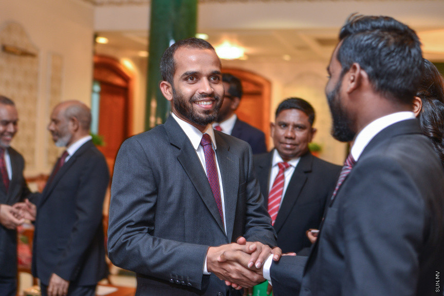 އޭޕްރީލް 30، 2018: ކްރިމިނަލް ކޯޓާއި ސިވިލް ކޯޓުގެ ފަނޑިޔާރު ކަމަށް އައްޔަން ކުރި ހަތަރު ބޭފުޅުން މަގާމުގެ ހުވާކުރުމަށް ސުޕްރީމް ކޯޓުގައި ބޭއްވި ހަފްލާގެ ތެރެއިން -- ސަން ފޮޓޯ/ ފަޔާޒު މޫސާ