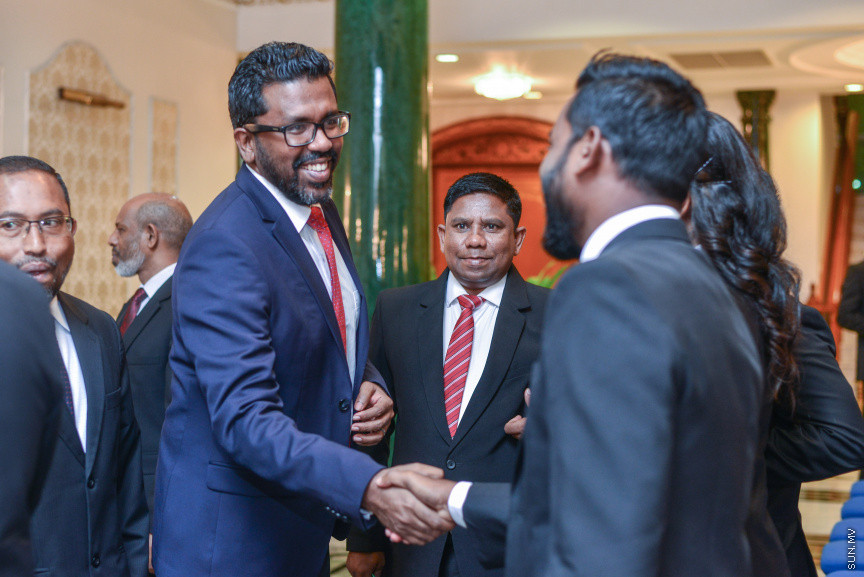 އޭޕްރީލް 30، 2018: ކްރިމިނަލް ކޯޓާއި ސިވިލް ކޯޓުގެ ފަނޑިޔާރު ކަމަށް އައްޔަން ކުރި ހަތަރު ބޭފުޅުން މަގާމުގެ ހުވާކުރުމަށް ސުޕްރީމް ކޯޓުގައި ބޭއްވި ހަފްލާގެ ތެރެއިން -- ސަން ފޮޓޯ/ ފަޔާޒު މޫސާ