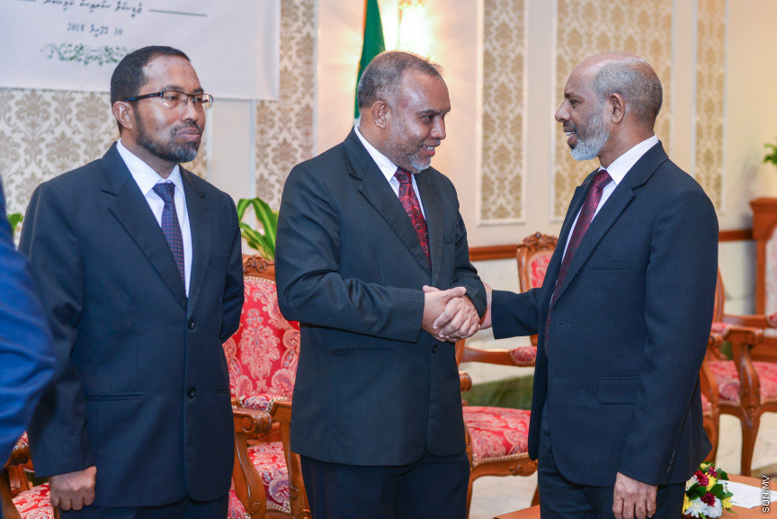 އޭޕްރީލް 30، 2018: ކްރިމިނަލް ކޯޓާއި ސިވިލް ކޯޓުގެ ފަނޑިޔާރު ކަމަށް އައްޔަން ކުރި ހަތަރު ބޭފުޅުން މަގާމުގެ ހުވާކުރުމަށް ސުޕްރީމް ކޯޓުގައި ބޭއްވި ހަފްލާގެ ތެރެއިން -- ސަން ފޮޓޯ/ ފަޔާޒު މޫސާ