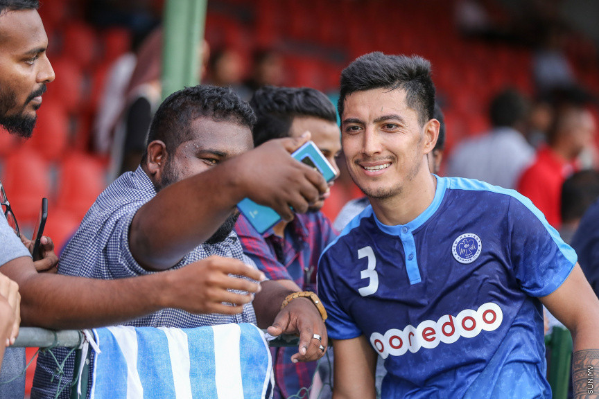 މެއި 2، 2018: އޭއެފްސީ ކަޕްގެ ގްރޫޕް ސްޓޭޖުގައި ރާއްޖޭގެ ނިއުރޭޑިއަންޓް ސްޕޯޓްސް ކްލަބާއި ބަނގުލަދޭޝްގެ ދާކާ އަބަހާނީ ބައްދަލުކުރި މެޗުގެ ތެރެއިން: 1-5ގެ ބޮޑު ތަފާތަކުން މޮޅުވެ ނިއު ރޭޑިއަންޓުން ވަނީ ދެވަނަ ބުރުގެ ފުރުސަތު ބޮޑުކޮށްފައި -- ސަން ފޮޓޯ/ ފަޔާޒު މޫސާ
